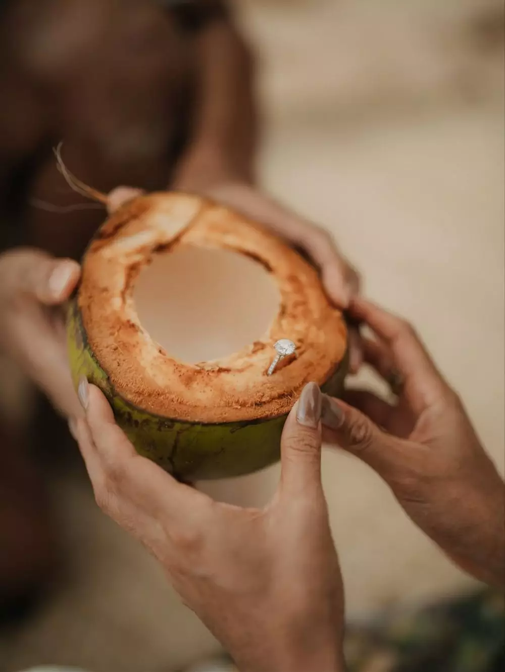 Sean Gelael lamar Hana Malasan di pantai Sumba © 2025 Instagram