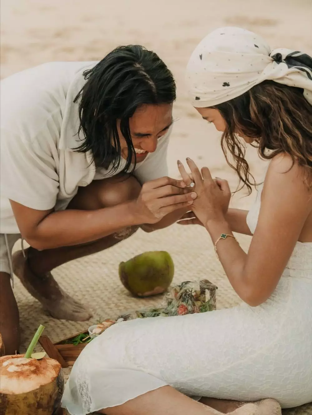 Sean Gelael lamar Hana Malasan di pantai Sumba © 2025 Instagram