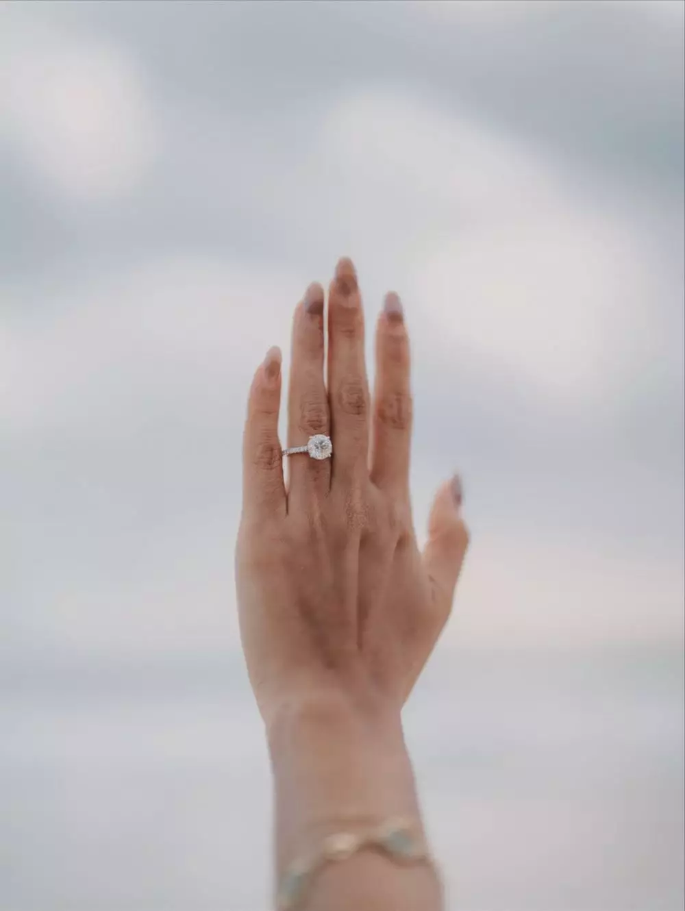 Sean Gelael lamar Hana Malasan di pantai Sumba © 2025 Instagram