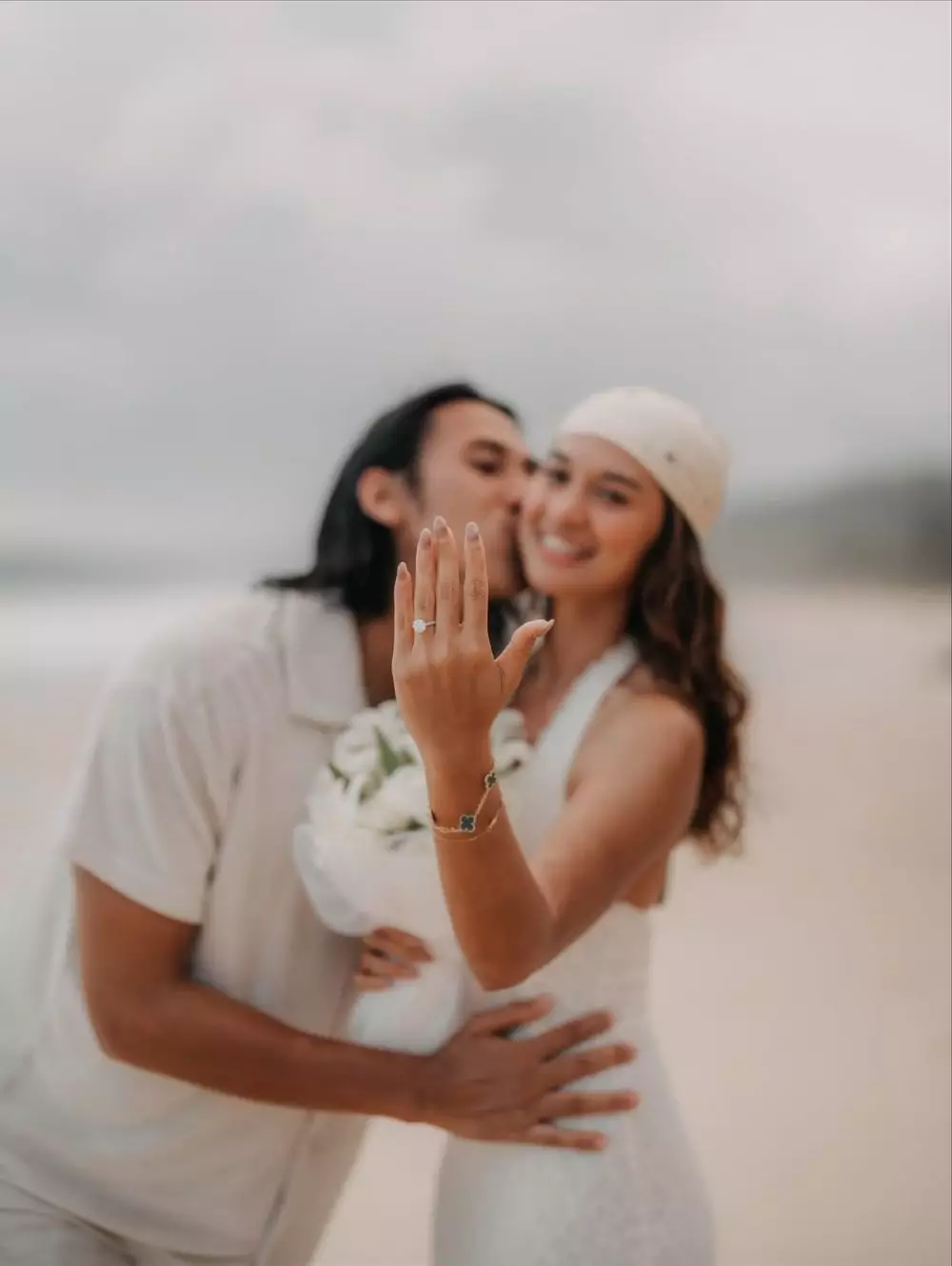 Sean Gelael lamar Hana Malasan di pantai Sumba © 2025 Instagram