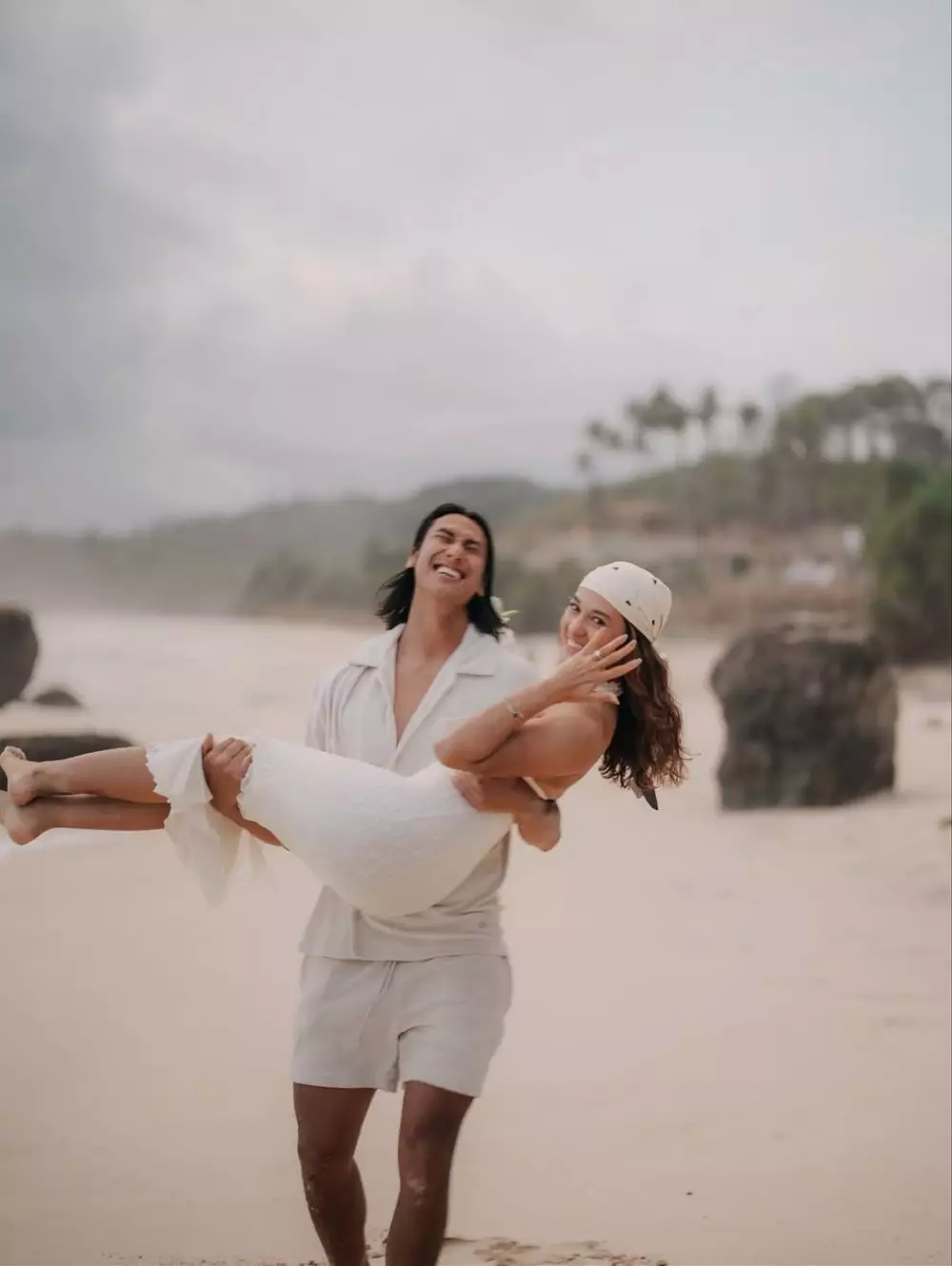 Sean Gelael lamar Hana Malasan di pantai Sumba © 2025 Instagram