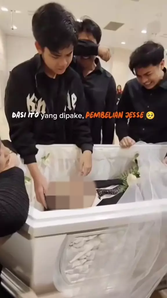 Momen persemayaman ayah Jerome Polin © 2025 brilio.net