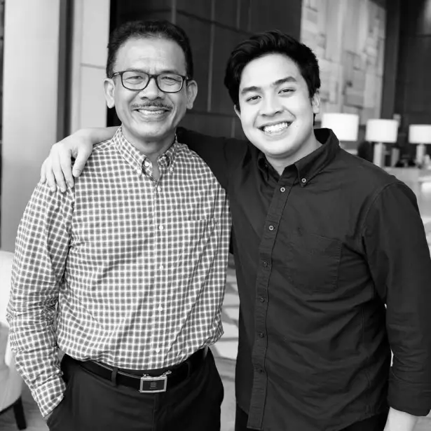 7 Potret momen persemayaman ayah Jerome Polin, mendiang kenakan dasi pemberian putranya