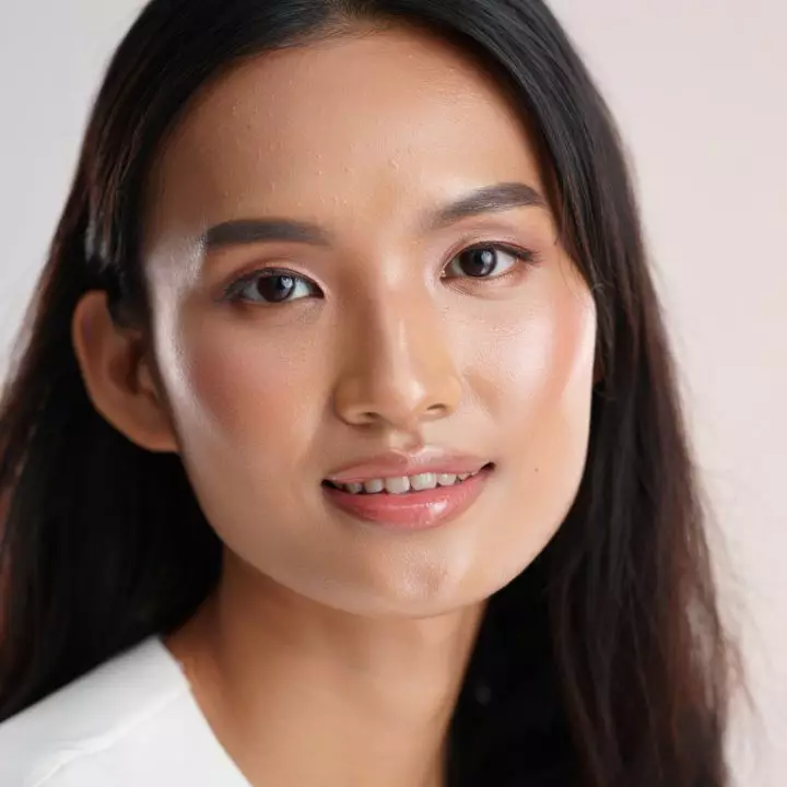 5 Rekomendasi produk makeup untuk dapatkan hasil dewy, wajah fresh sepanjang hari