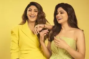 10 Potret kompak Shilpa dan Shamita Shetty, kakak adik Bollywood yang jadi sibling goals banget