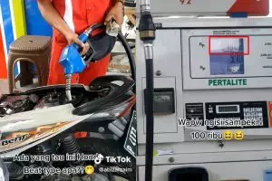 Penampakan motor matic nyeleneh di pom bensin, tampilannya bikin warganet bengong, ini tipe apa?