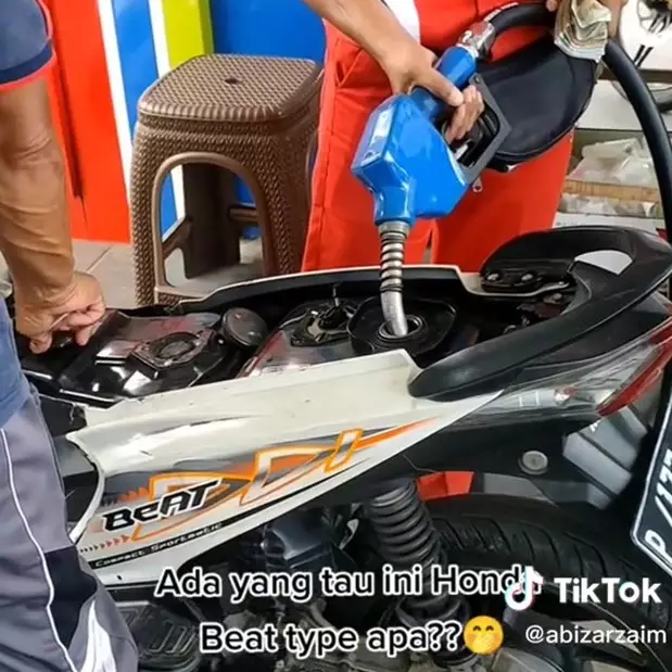Penampakan motor matic nyeleneh di pom bensin, tampilannya bikin warganet bengong, ini tipe apa?
