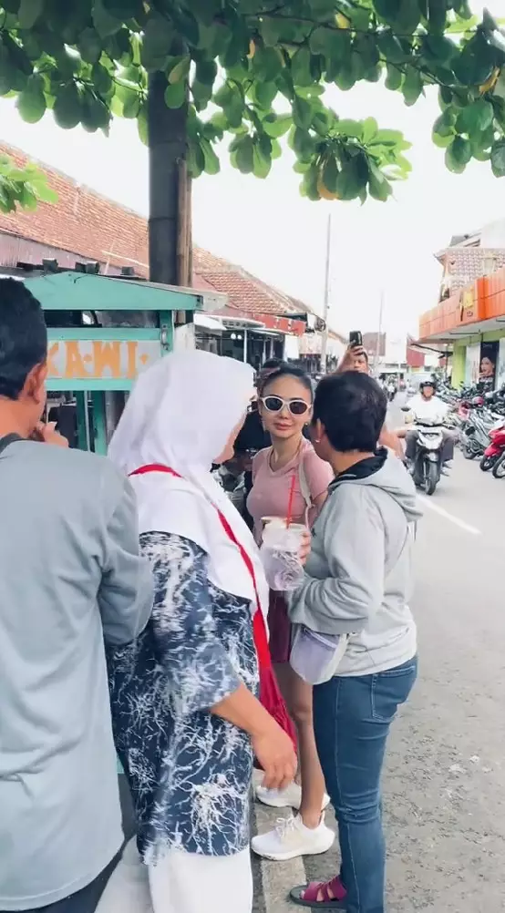 Yuni Shara ke pasar Kotagede Yogyakarta © Instagram