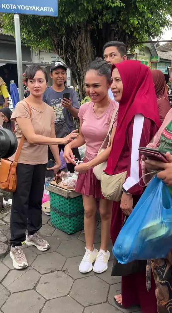 Yuni Shara ke pasar Kotagede Yogyakarta © Instagram