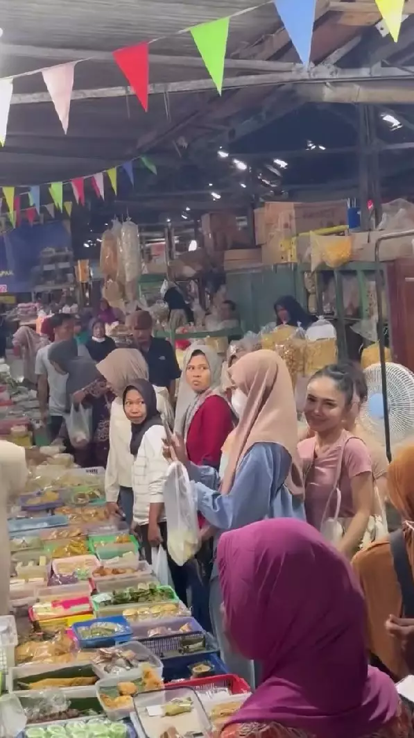 Yuni Shara ke pasar Kotagede Yogyakarta © Instagram