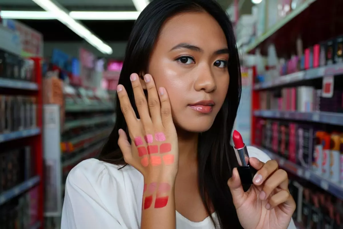 Sering salah pilih warna lipstik? Coba swatch di area ini biar hasilnya pas di bibir kamu