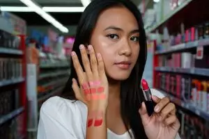 Sering salah pilih warna lipstik? Coba swatch di area ini biar hasilnya pas di bibir kamu