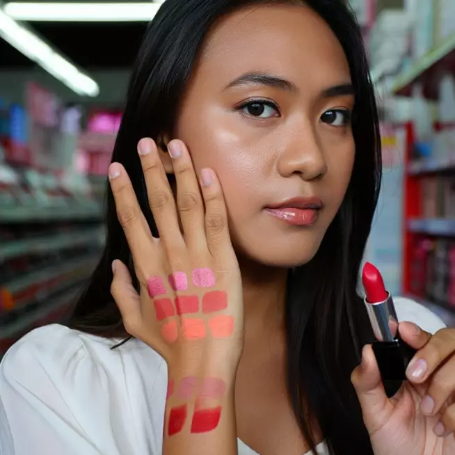 Sering salah pilih warna lipstik? Coba swatch di area ini biar hasilnya pas di bibir kamu