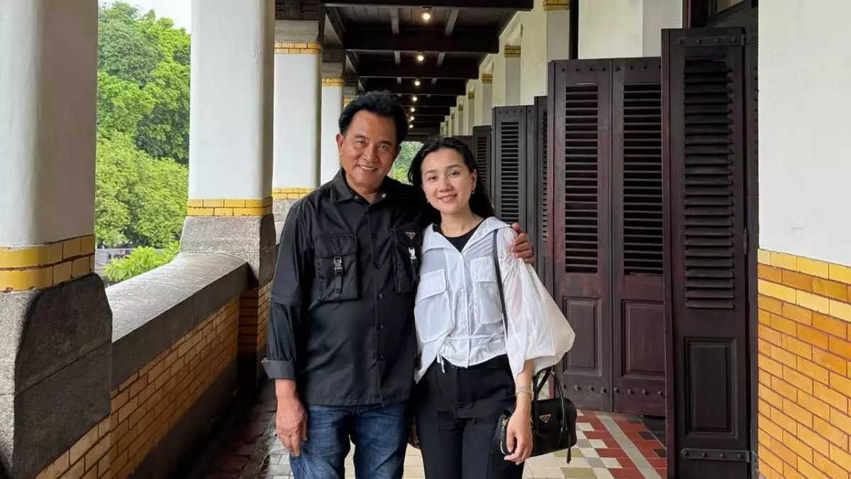 Sering dikira anak dibanding istri, intip 9 potret cantiknya Rika Kato pasangan Yusril Ihza Mahendra