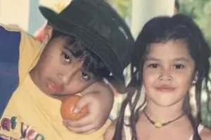 Gadis kecil berambut curly foto bareng Joshua ini gedenya jadi pesinetron top, besarnya mirip Raisa