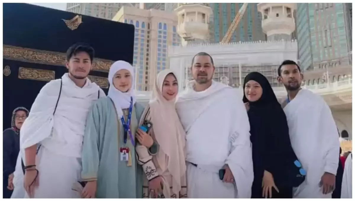 Potret bahagia Annisa Trihapsari umrah bareng anak, ada Danvy Rukmana, cicit keluarga Cendana