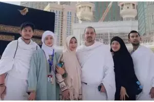 Potret bahagia Annisa Trihapsari umrah bareng anak, ada Danvy Rukmana, cicit keluarga Cendana 