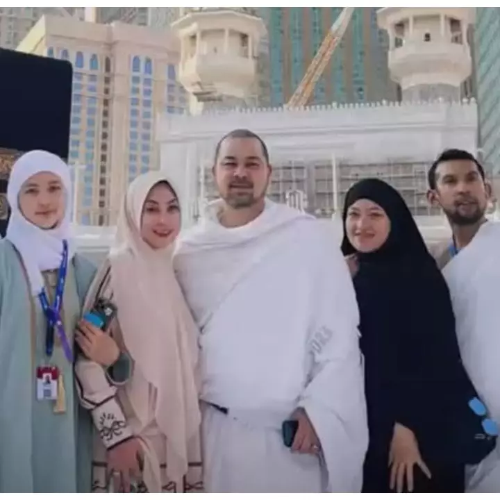 Potret bahagia Annisa Trihapsari umrah bareng anak, ada Danvy Rukmana, cicit keluarga Cendana 