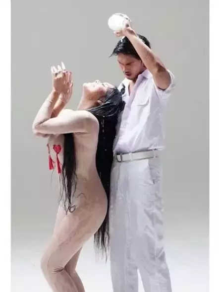 penyanyi kenakan baju warna kulit © berbagai sumber