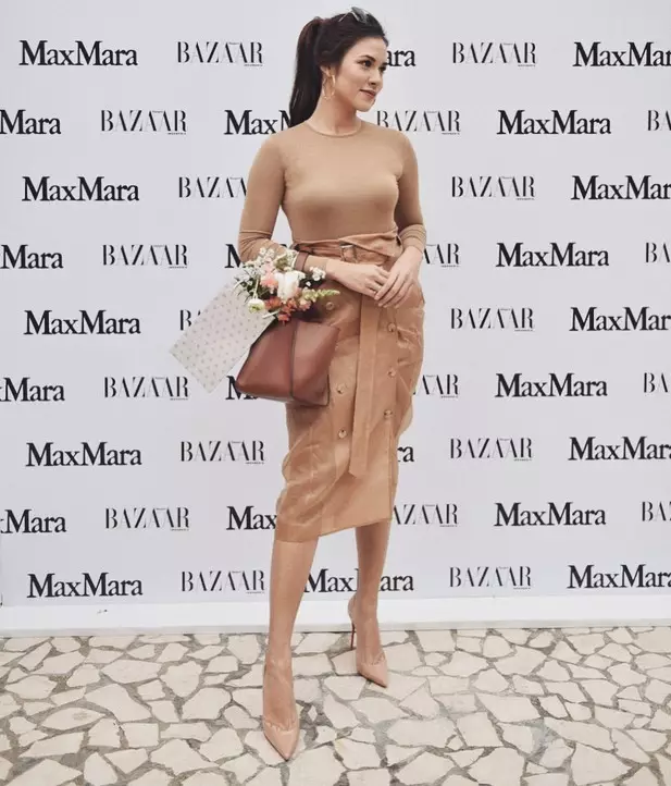 penyanyi kenakan baju warna kulit © berbagai sumber