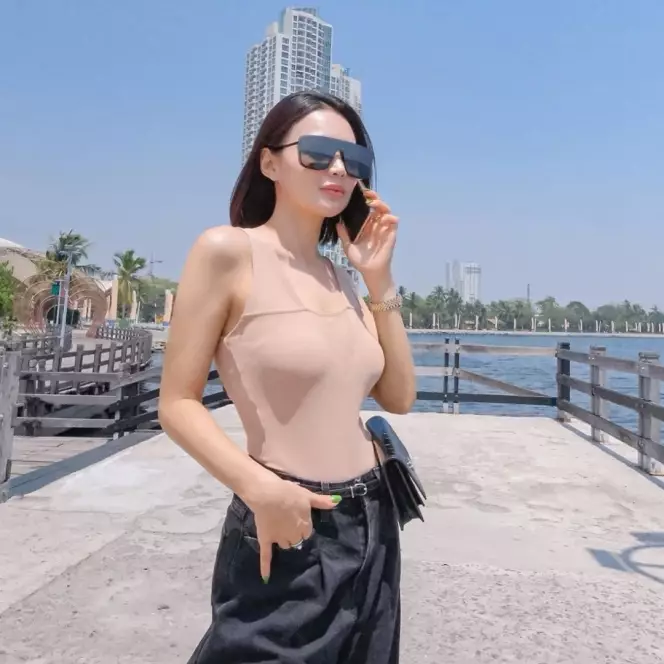 penyanyi kenakan baju warna kulit © berbagai sumber