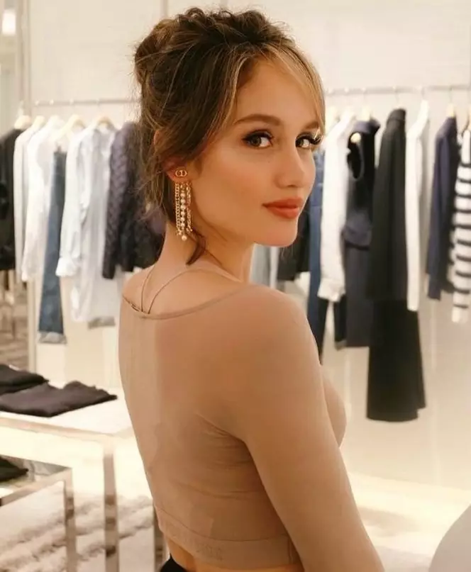 penyanyi kenakan baju warna kulit © berbagai sumber