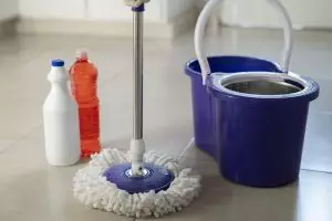 Bukan cuka atau baking soda, rebusan kulit buah ini bisa bikin lantai kesat dan antiamis saat dipel