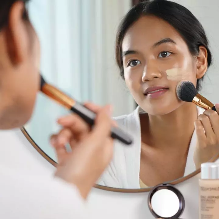 Rekomendasi makeup untuk hasil glass skin ala Korea, glowing tanpa berminyak