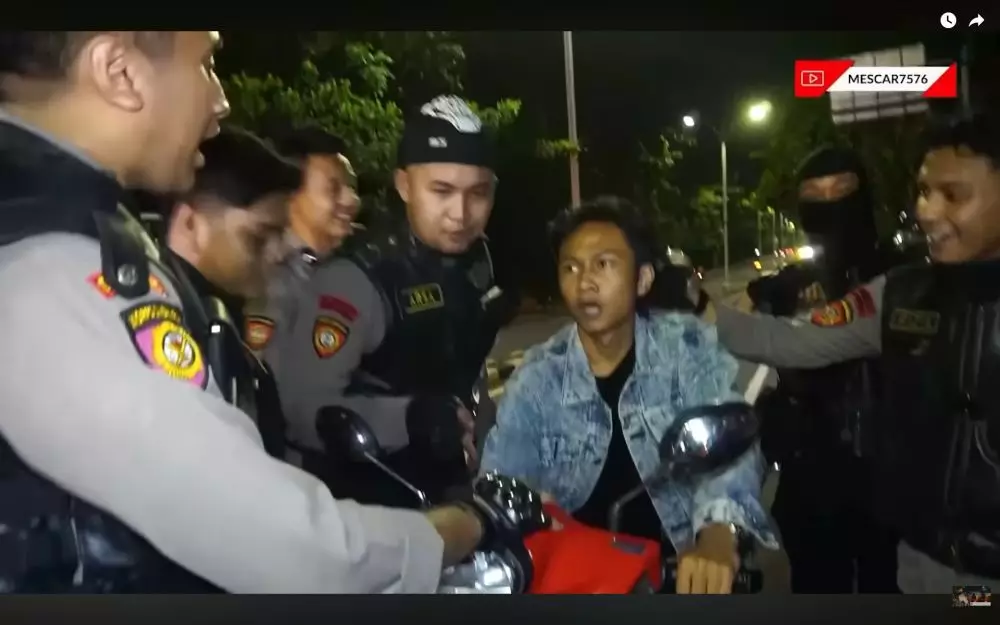 Fajar Sadboy ditilang polisi karena tak pakai helm © 2025 YouTube