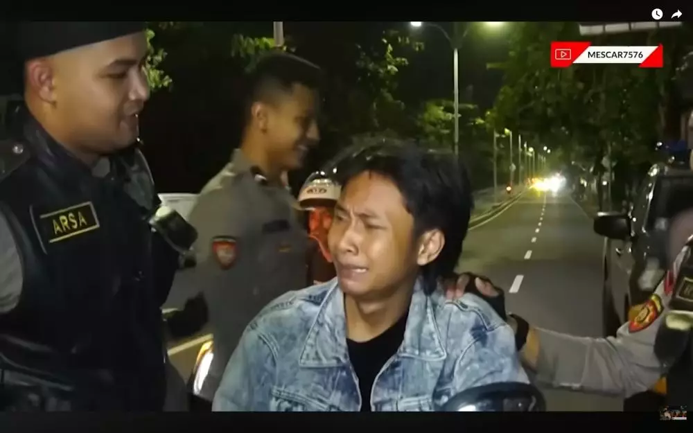 Fajar Sadboy ditilang polisi karena tak pakai helm © 2025 YouTube