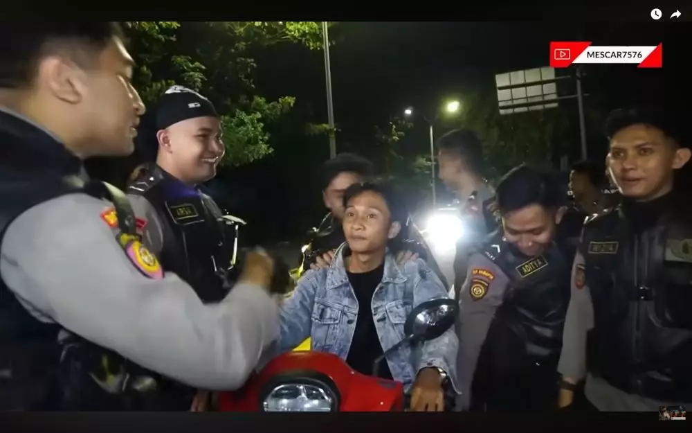 Fajar Sadboy ditilang polisi karena tak pakai helm © 2025 YouTube