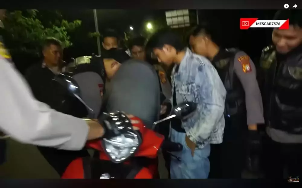 Fajar Sadboy ditilang polisi karena tak pakai helm © 2025 YouTube