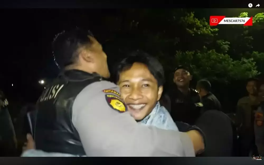 Fajar Sadboy ditilang polisi karena tak pakai helm © 2025 YouTube
