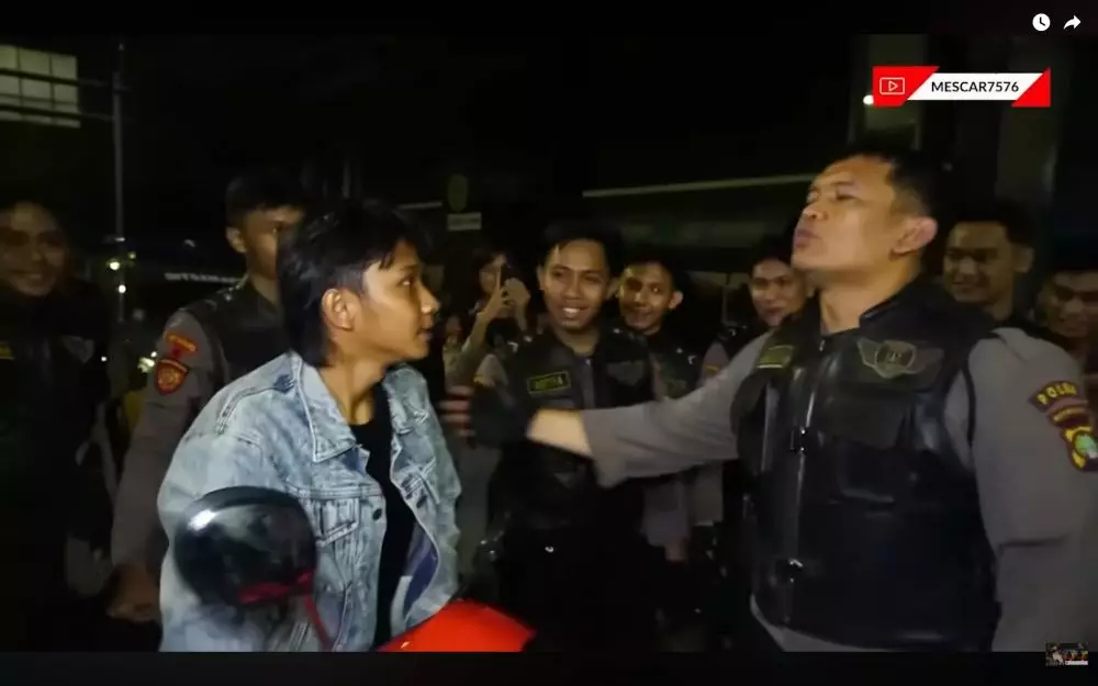 Fajar Sadboy ditilang polisi karena tak pakai helm © 2025 YouTube
