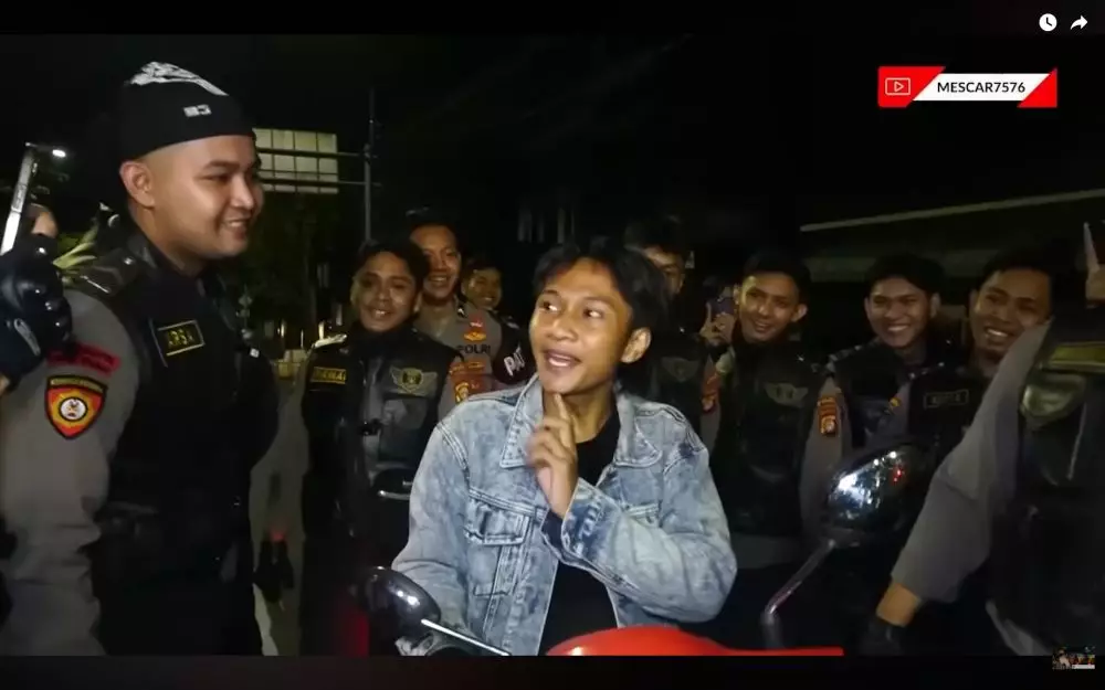 Fajar Sadboy ditilang polisi karena tak pakai helm © 2025 YouTube