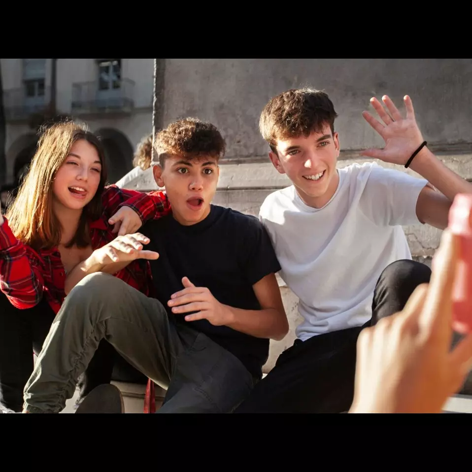 Apa itu kalcer? Pahami arti, asal, dan kenapa istilah ini lagi ngetren di kalangan anak muda