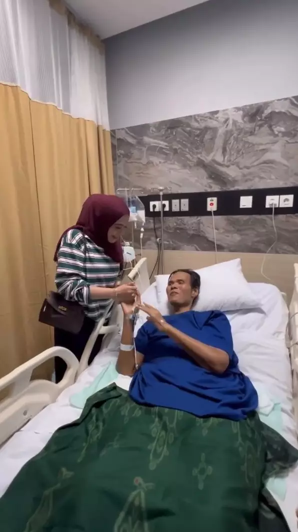 Rieta Amilia ajak Sandy Nayoan jenguk Fahmi Bo © Instagram Rieta Amilia ajak Sandy Nayoan jenguk Fahmi Bo © Instagram