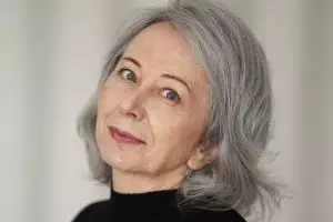 Rambut jadi hitam lagi bak disemir, begini cara menyamarkan uban pakai 1 jenis umbi-umbian