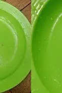 Noda minyak bikin piring plastik jadi licin? Cuma butuh 3 langkah untuk membersihkannya tanpa sabun
