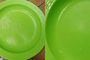 Noda minyak bikin piring plastik jadi licin? Cuma butuh 3 langkah untuk membersihkannya tanpa sabun