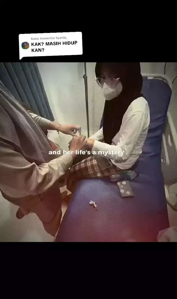 wanita ini tak nyangka digigit ular © TikTok wanita ini tak nyangka digigit ular © TikTok