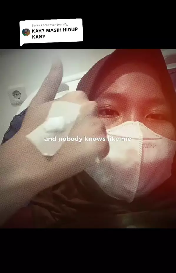 wanita ini tak nyangka digigit ular © TikTok wanita ini tak nyangka digigit ular © TikTok