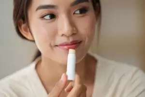 10 Rekomendasi lip balm dengan SPF terbaik untuk cuaca tropis Indonesia, harga di bawah Rp50 ribu