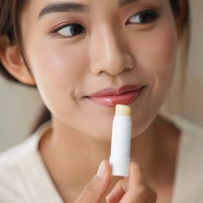 10 Rekomendasi lip balm dengan SPF terbaik untuk cuaca tropis Indonesia, harga di bawah Rp50 ribu