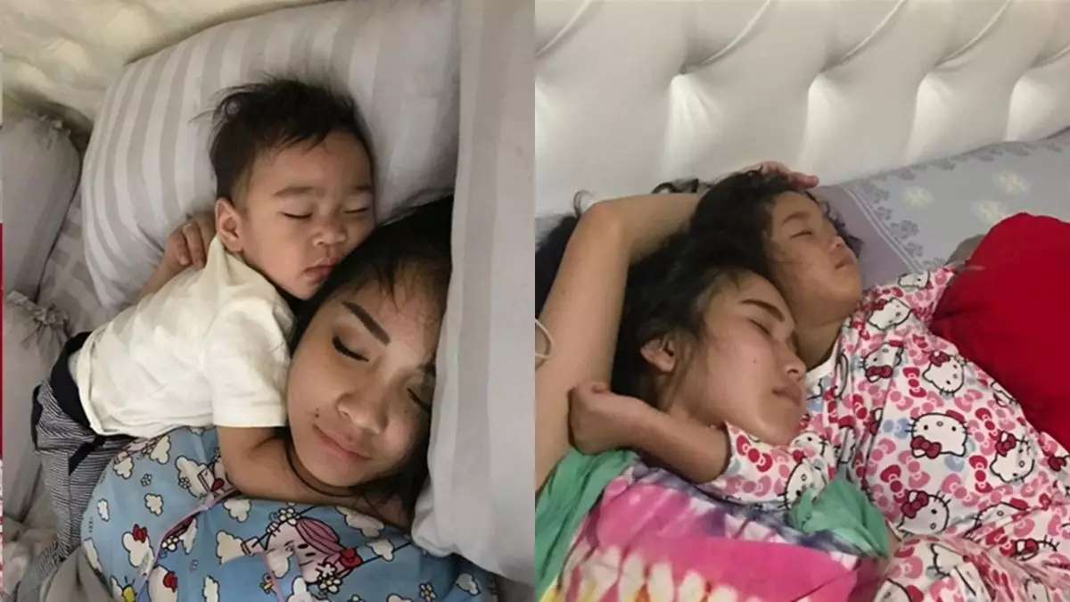 Manisnya hangat dan penuh kasih sayang, begini foto lawas 7 seleb tidur bareng anak saat masih kecil