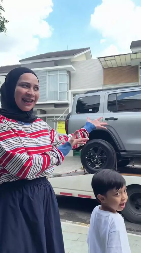 Ira Nandha kado mobil untuk anak © TikTok Ira Nandha kado mobil untuk anak © TikTok