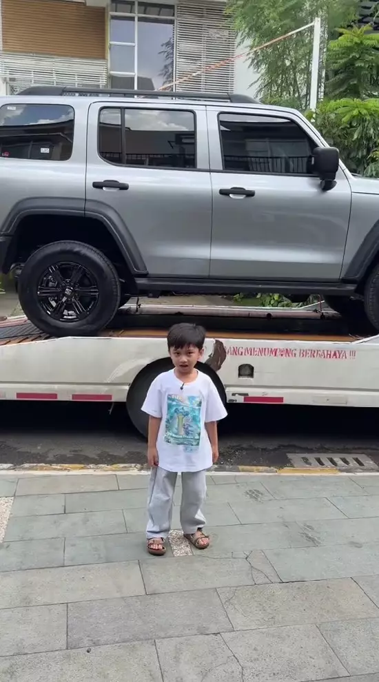 Ira Nandha kado mobil untuk anak © TikTok Ira Nandha kado mobil untuk anak © TikTok