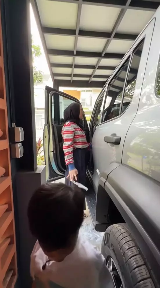 Ira Nandha kado mobil untuk anak © TikTok Ira Nandha kado mobil untuk anak © TikTok