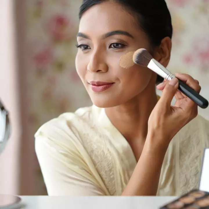 Makeup anti crack untuk kulit matang, ini 11 rekomendasi produk favorit usia 50 tahun
