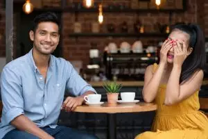 50 Tebak-tebakan cinta sederhana yang bisa jadi kode romantis, manis tapi kocak